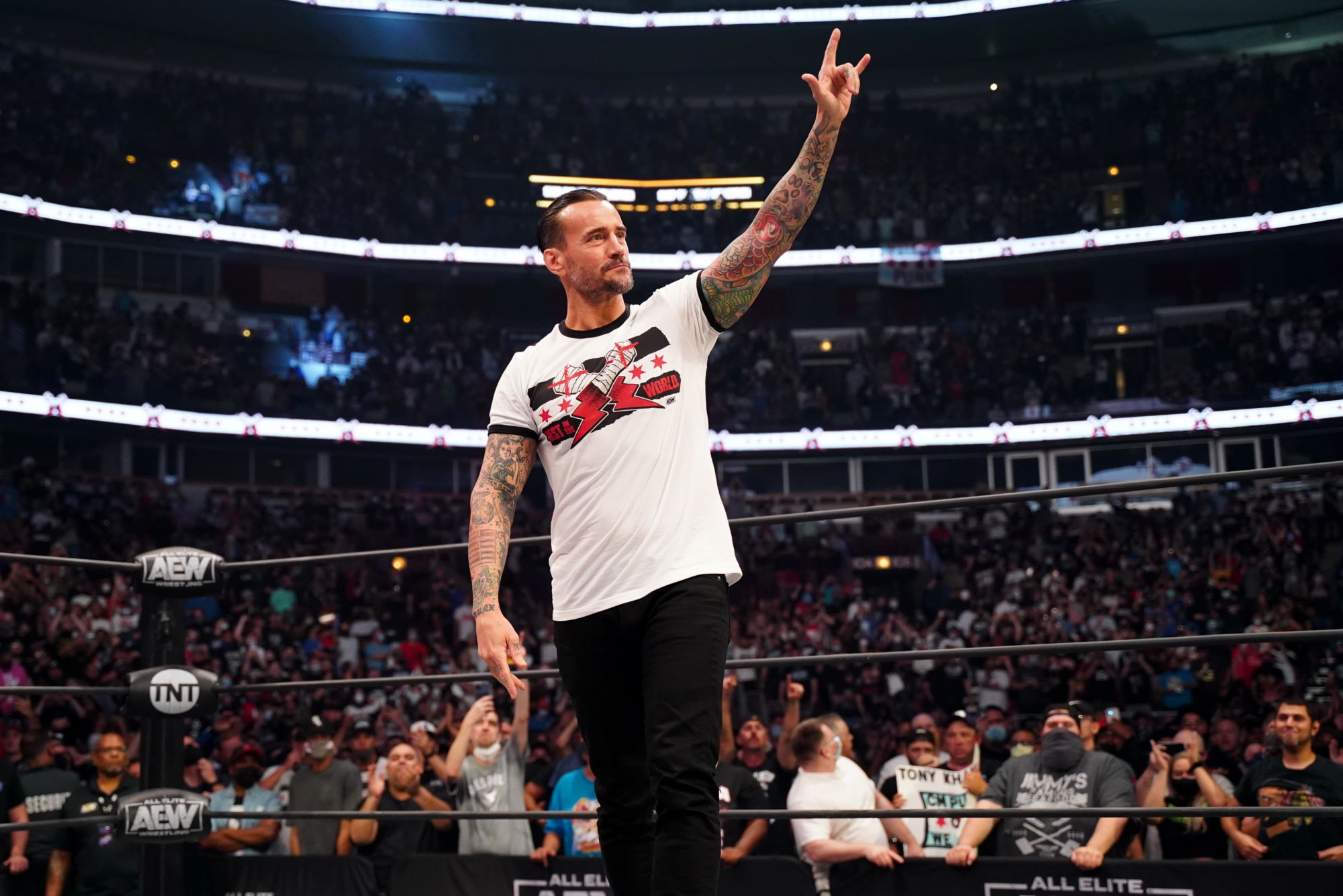 CM Punk em sua estreia durante o AEW Rampage