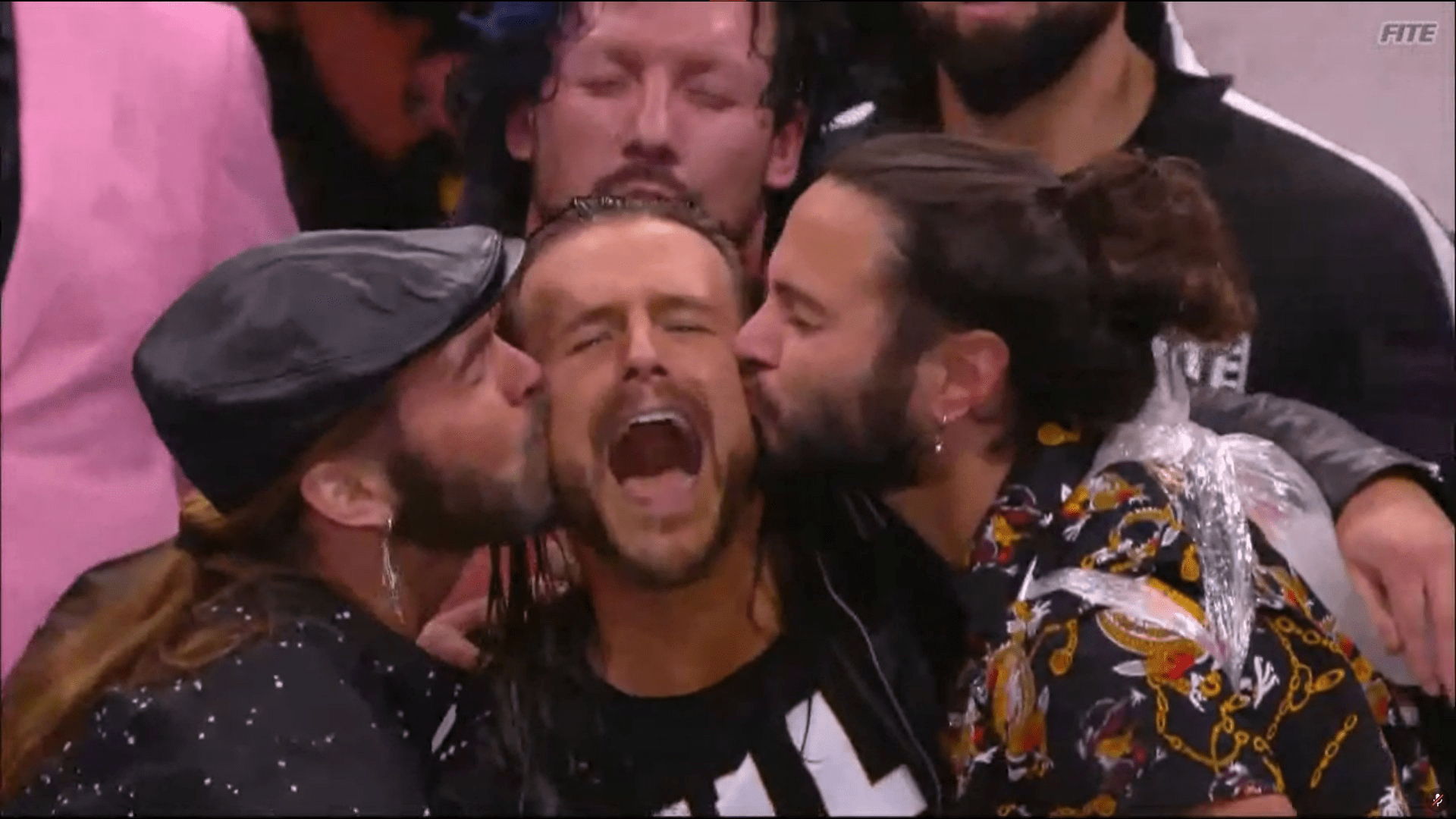 Adam Cole aparece ao fim do All Out