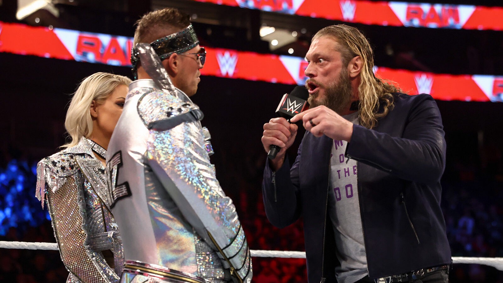 Edge menciona a AEW e a coloca no bolso durante o RAW