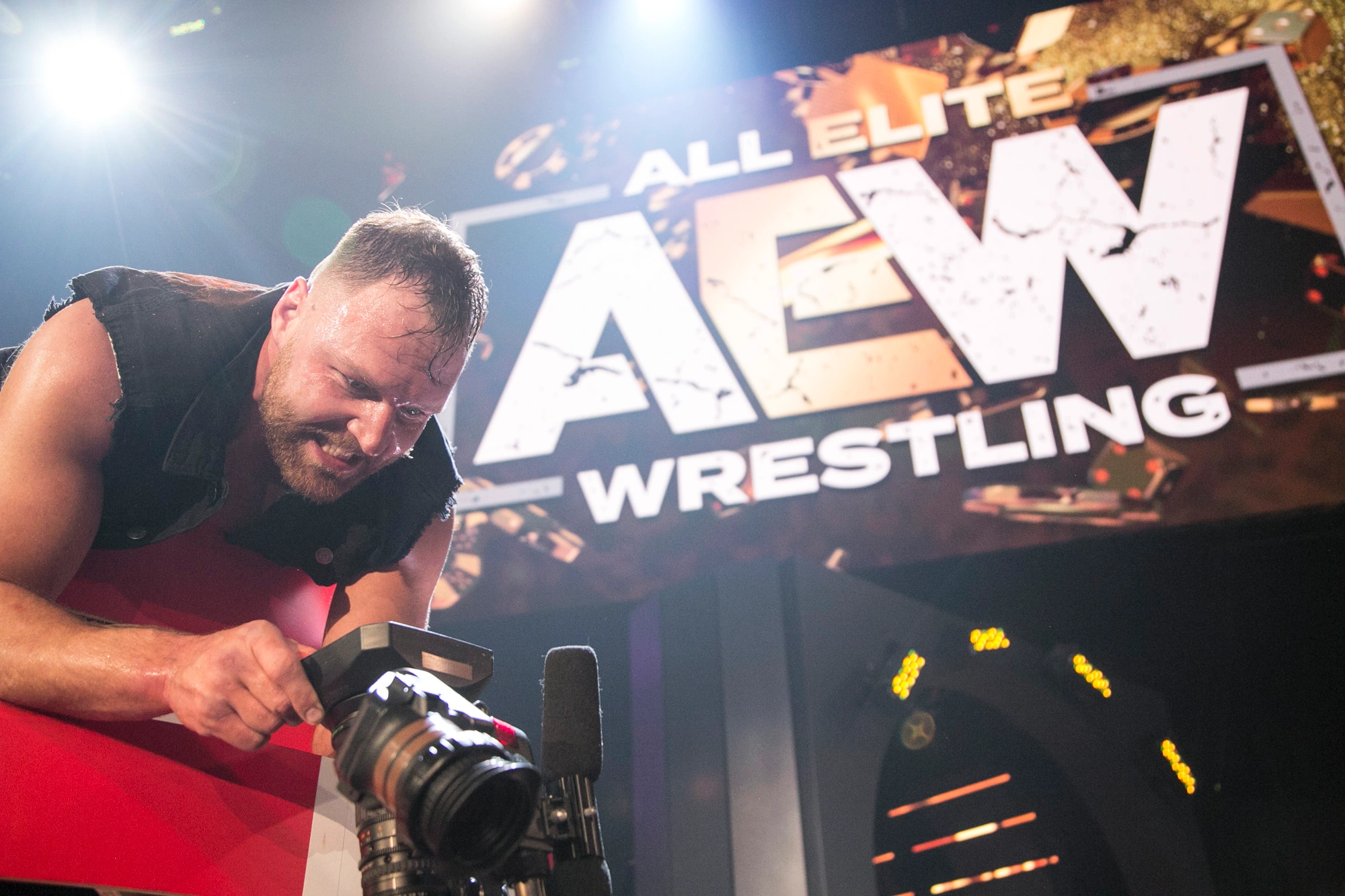 Jon Moxley o cara é FODA PRA CARALHO segurando uma câmera na AEW