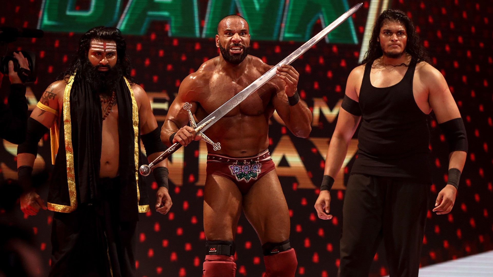 Jinder Mahal segurando a espada de Drew McIntyre