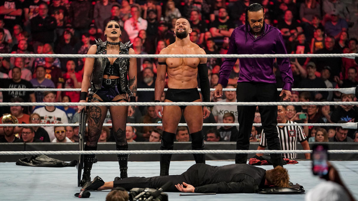 Edge foi traído pelos seus aprendizes.