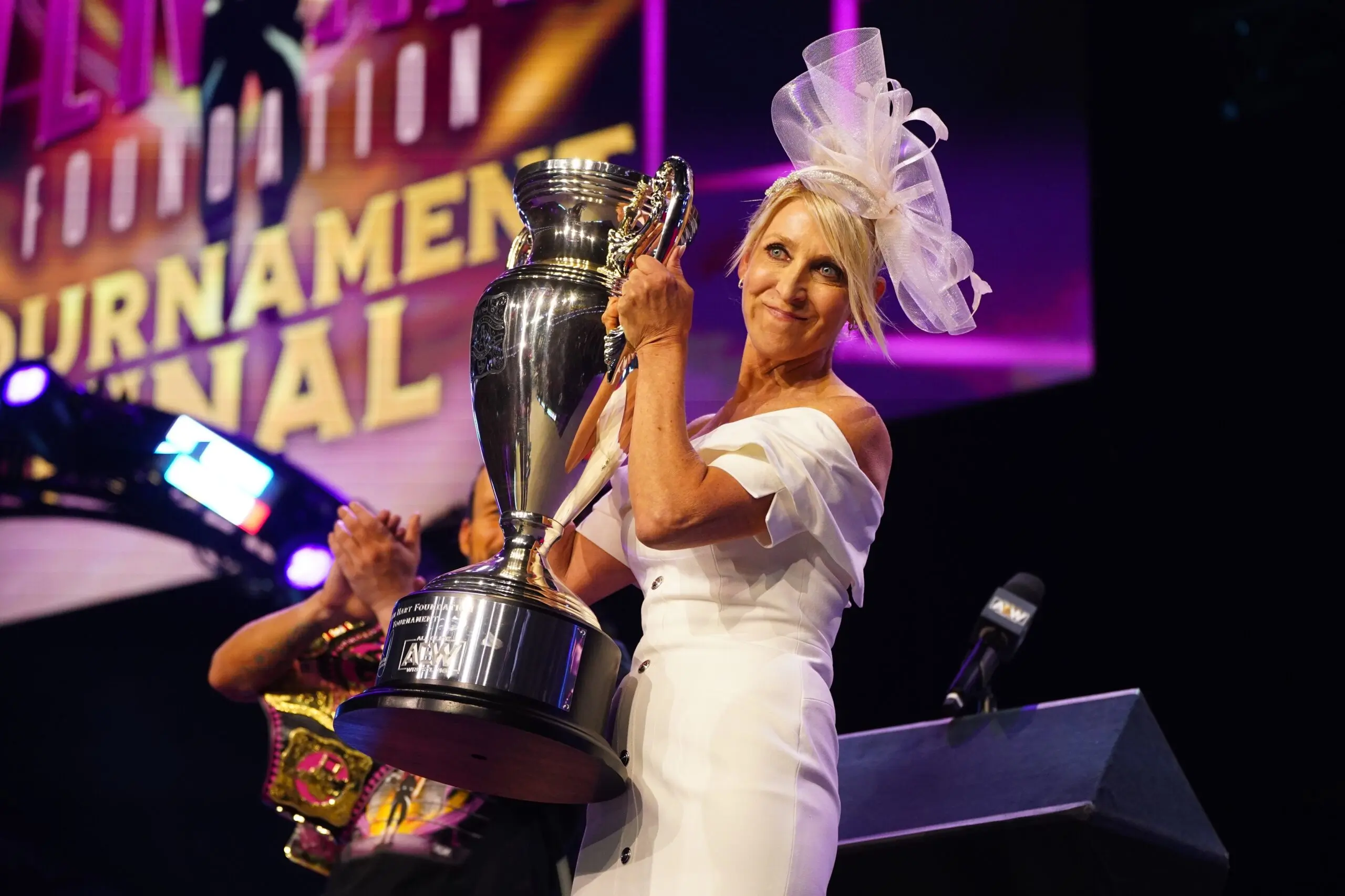 Martha Hart segurando o troféu Owen Hart