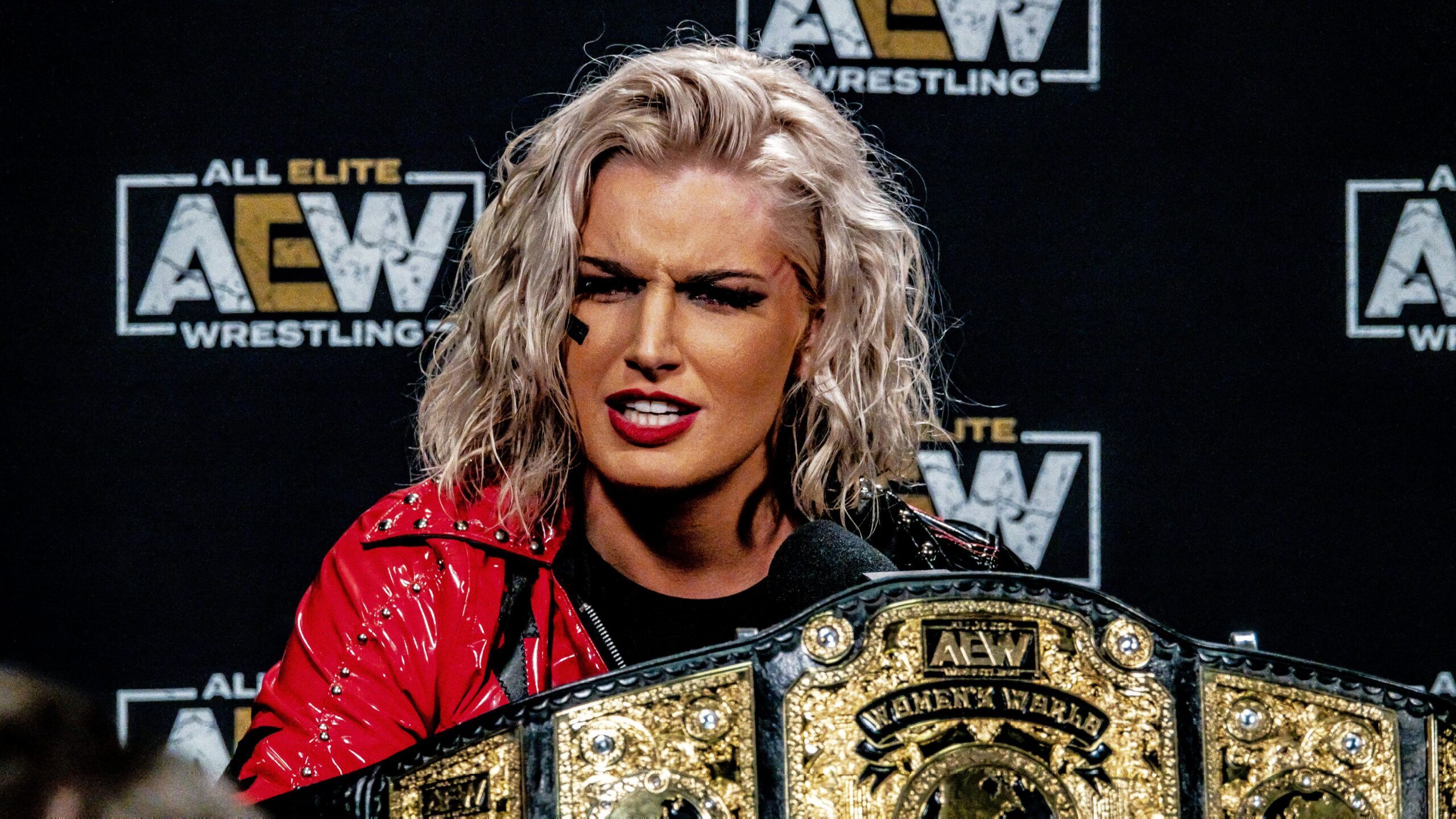 Toni Storm parece duvidar da lesão de Thunder Rosa