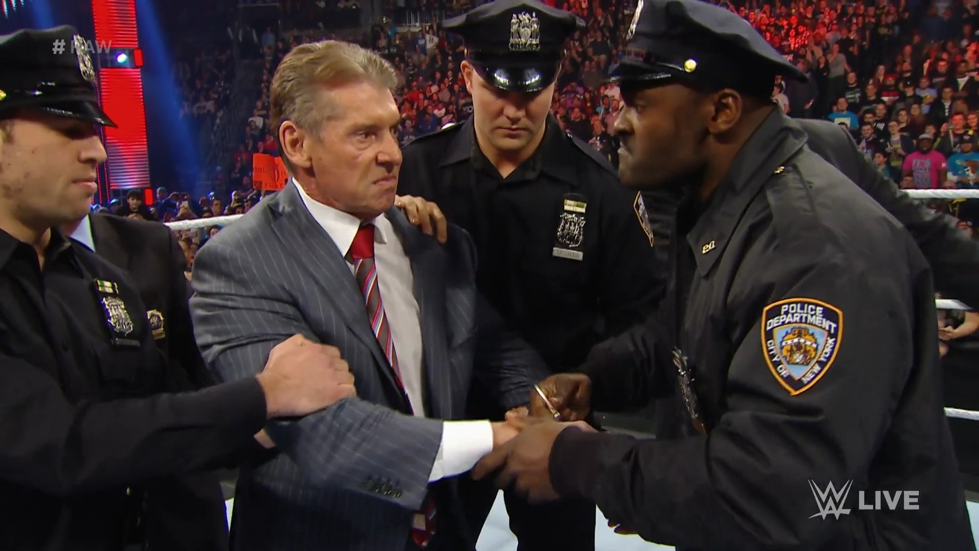 PF americana faz buscas na casa de Vince McMahon