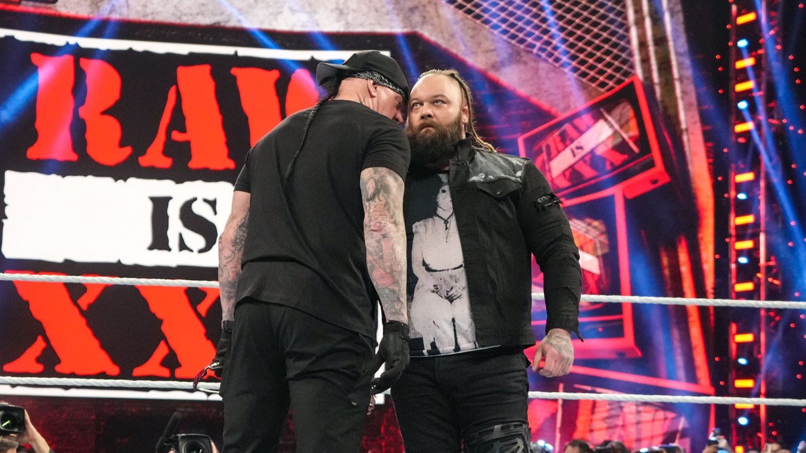 Undertaker e Bray Wyatt durante o RAW is XXX