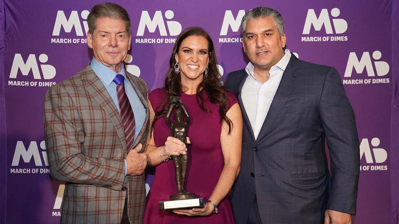 Nick Khan, CEO da WWE, com Vince e Stephanie McMahon