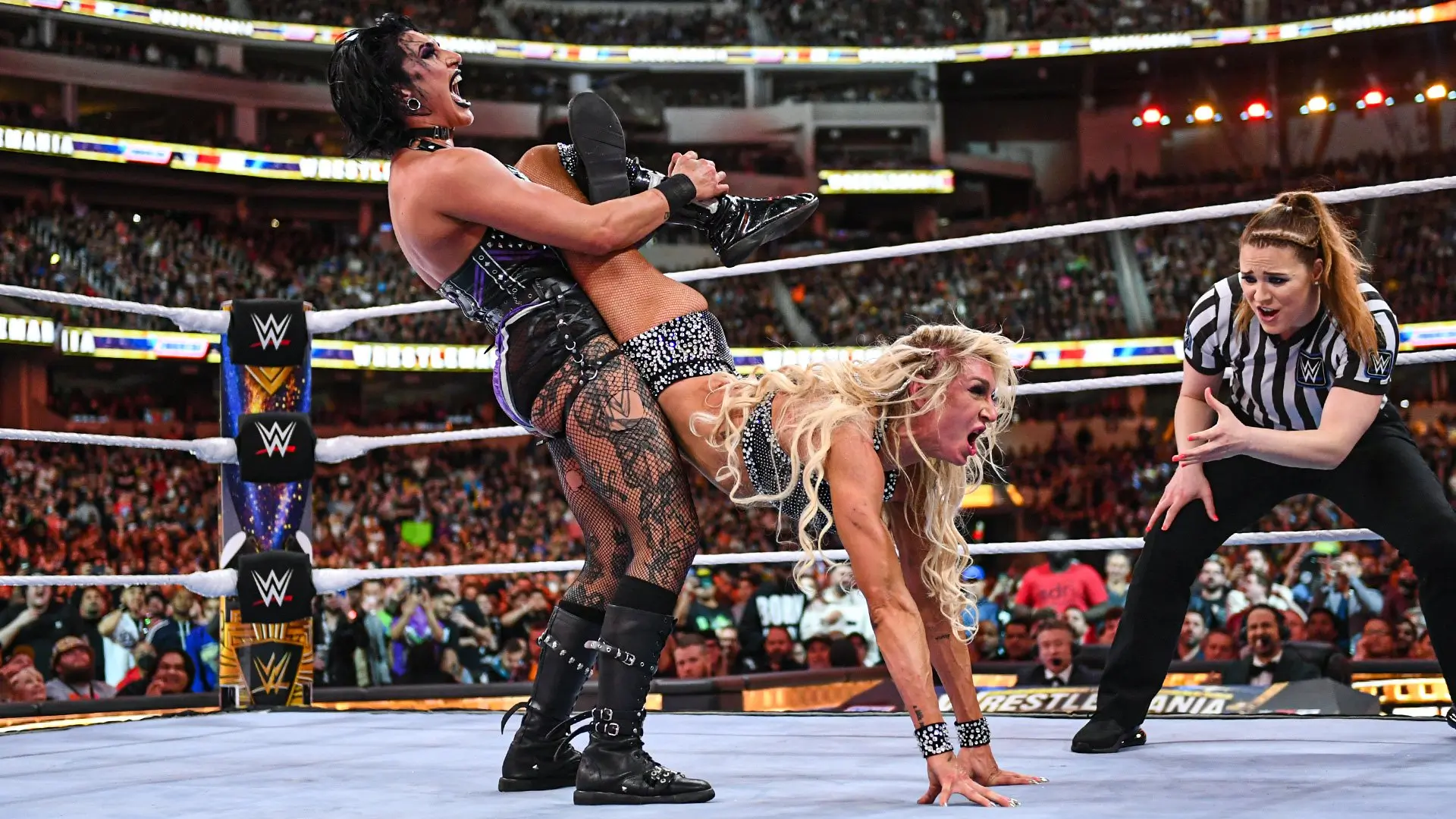 Rhea Ripley e Charlotte Flair