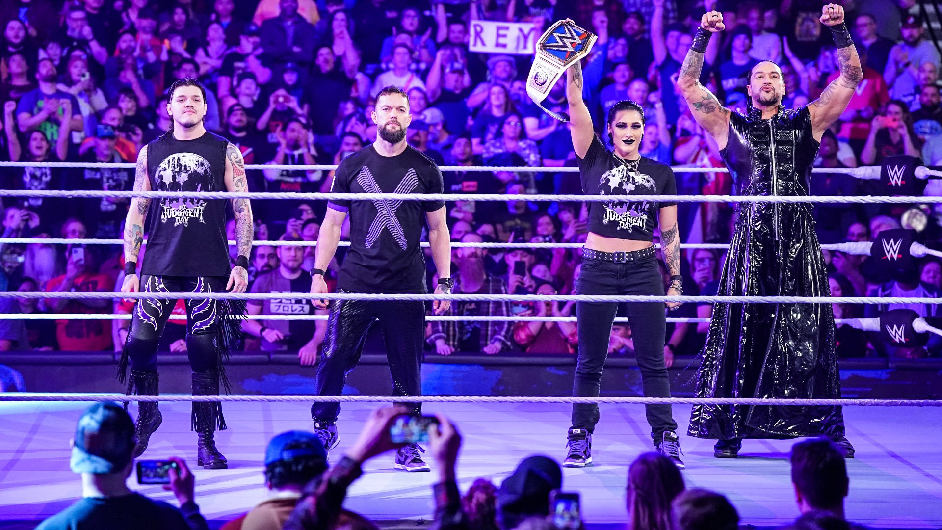 Rhea Ripley e Judgment Day no WWE SmackDown