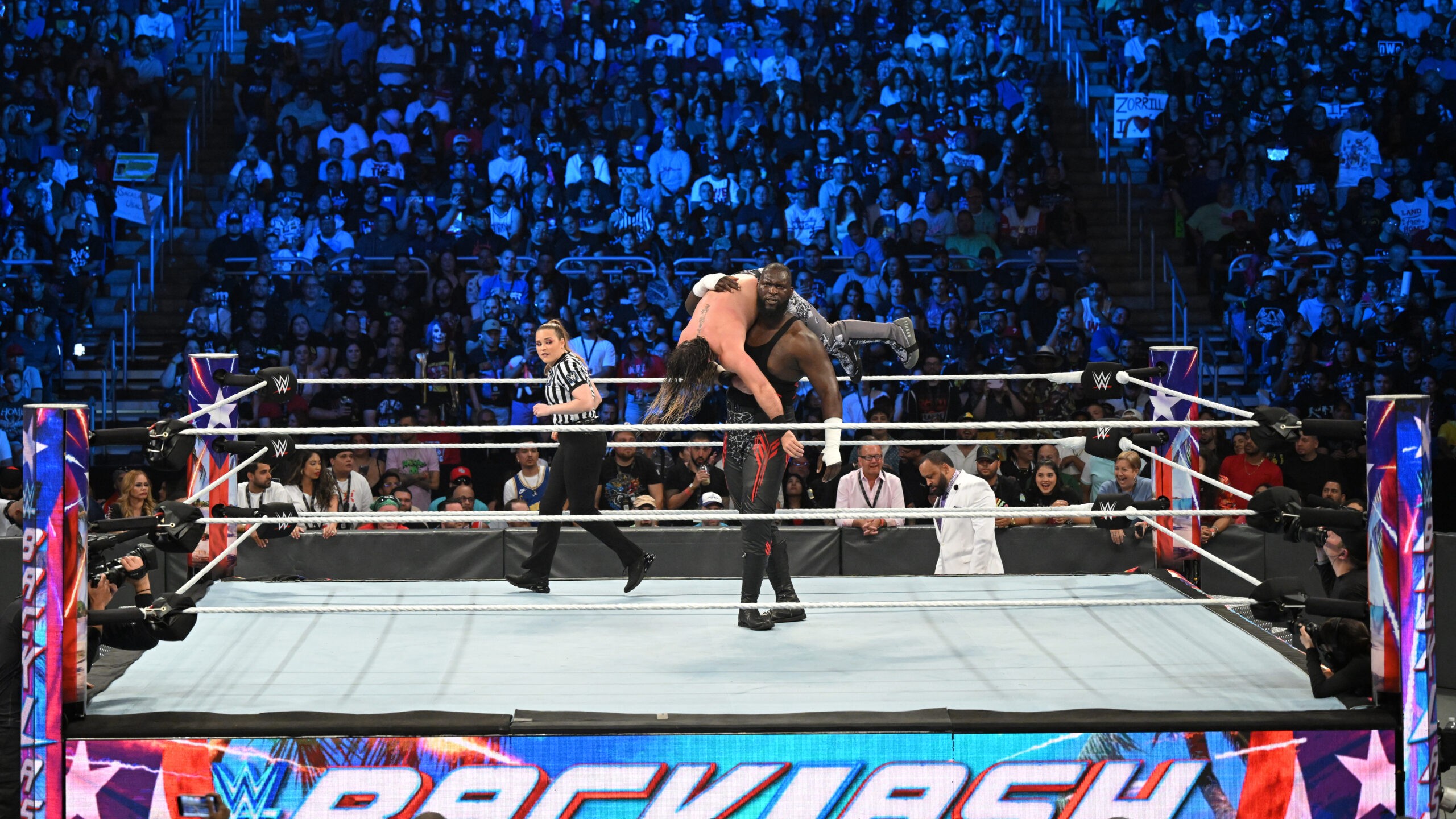 WWE muito feliz com performance de Omos no Backlash