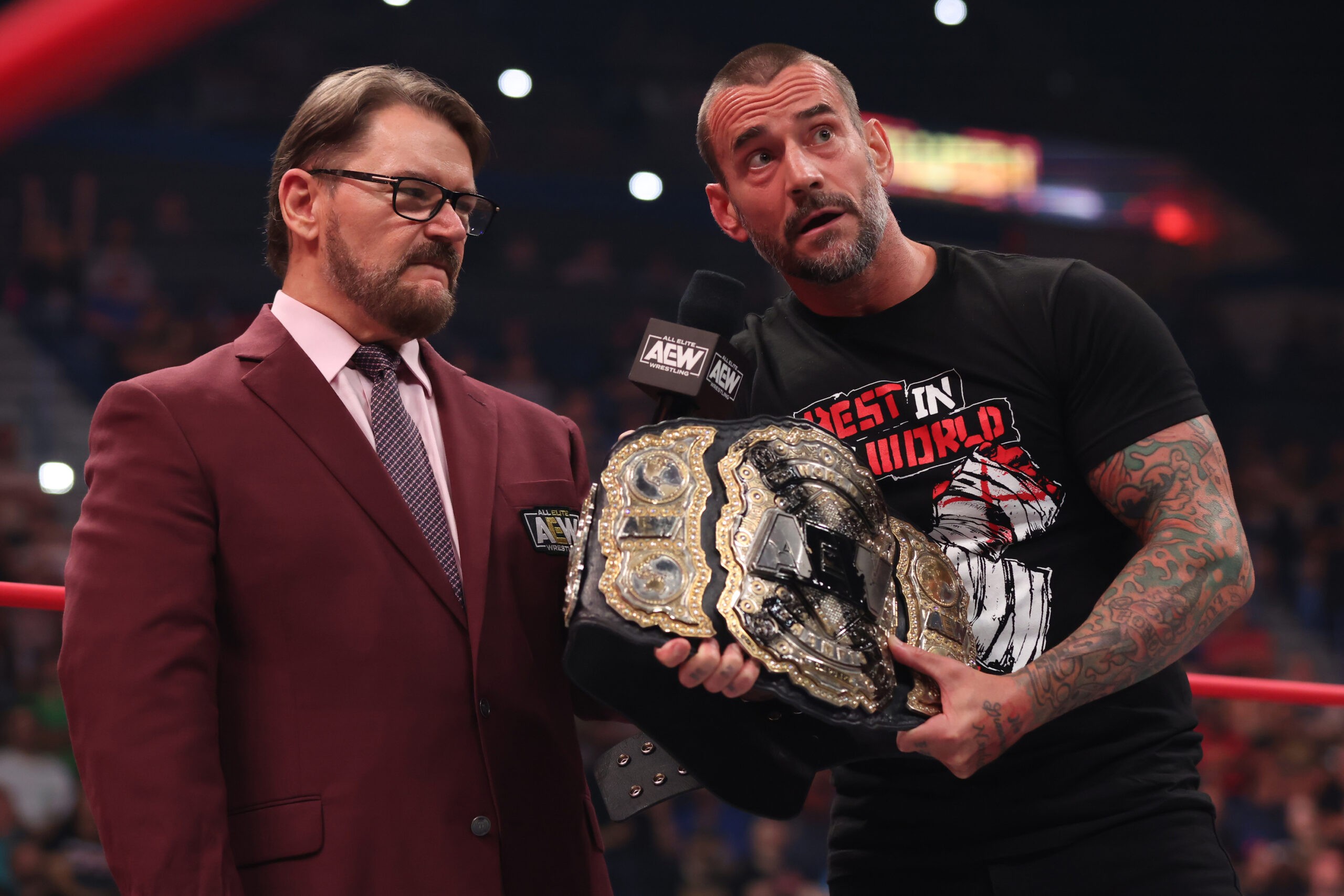 CM Punk com sua versão de título mundial da AEW