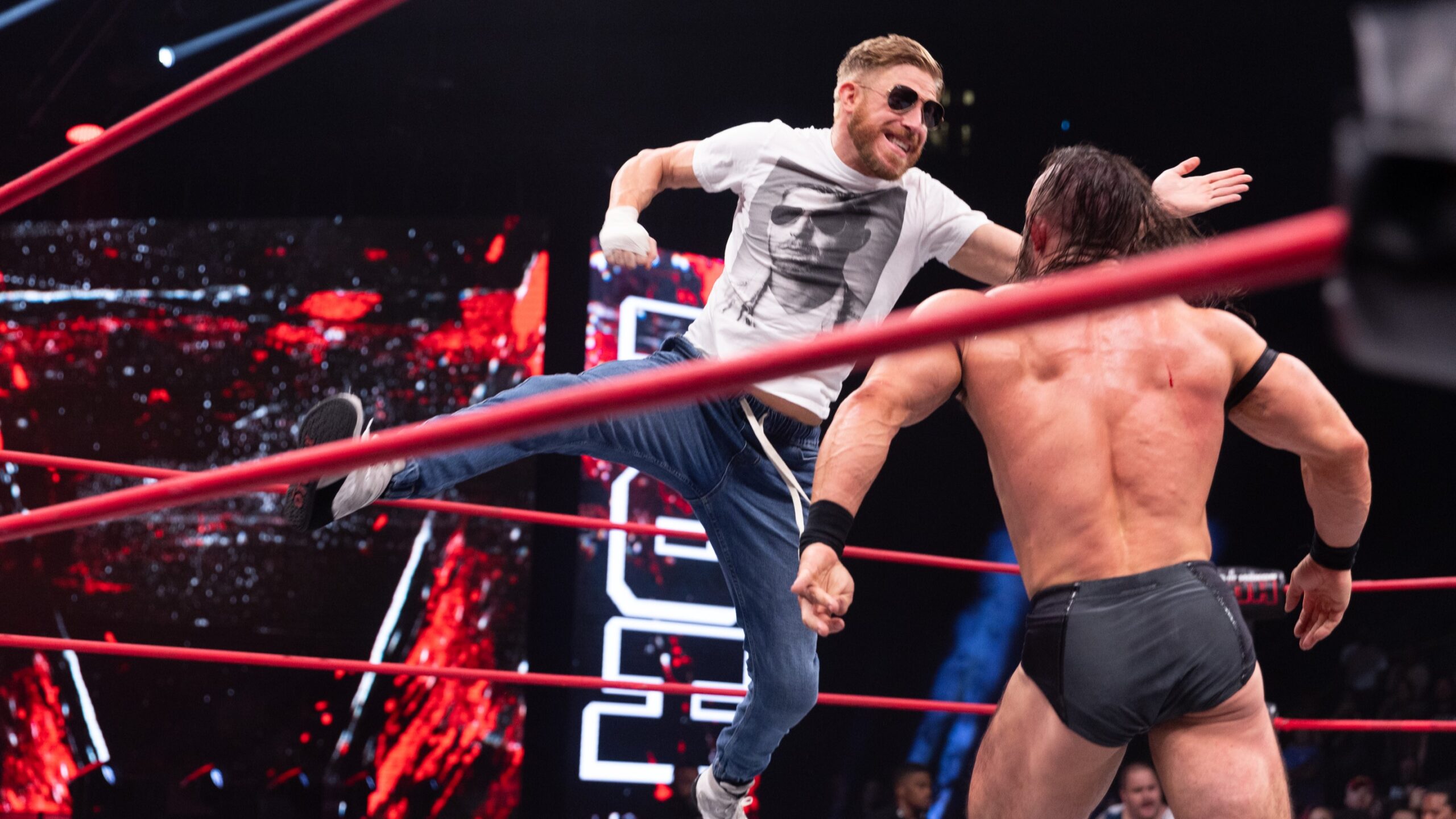 Orange Cassidy trabalhando nos bastidores da AEW