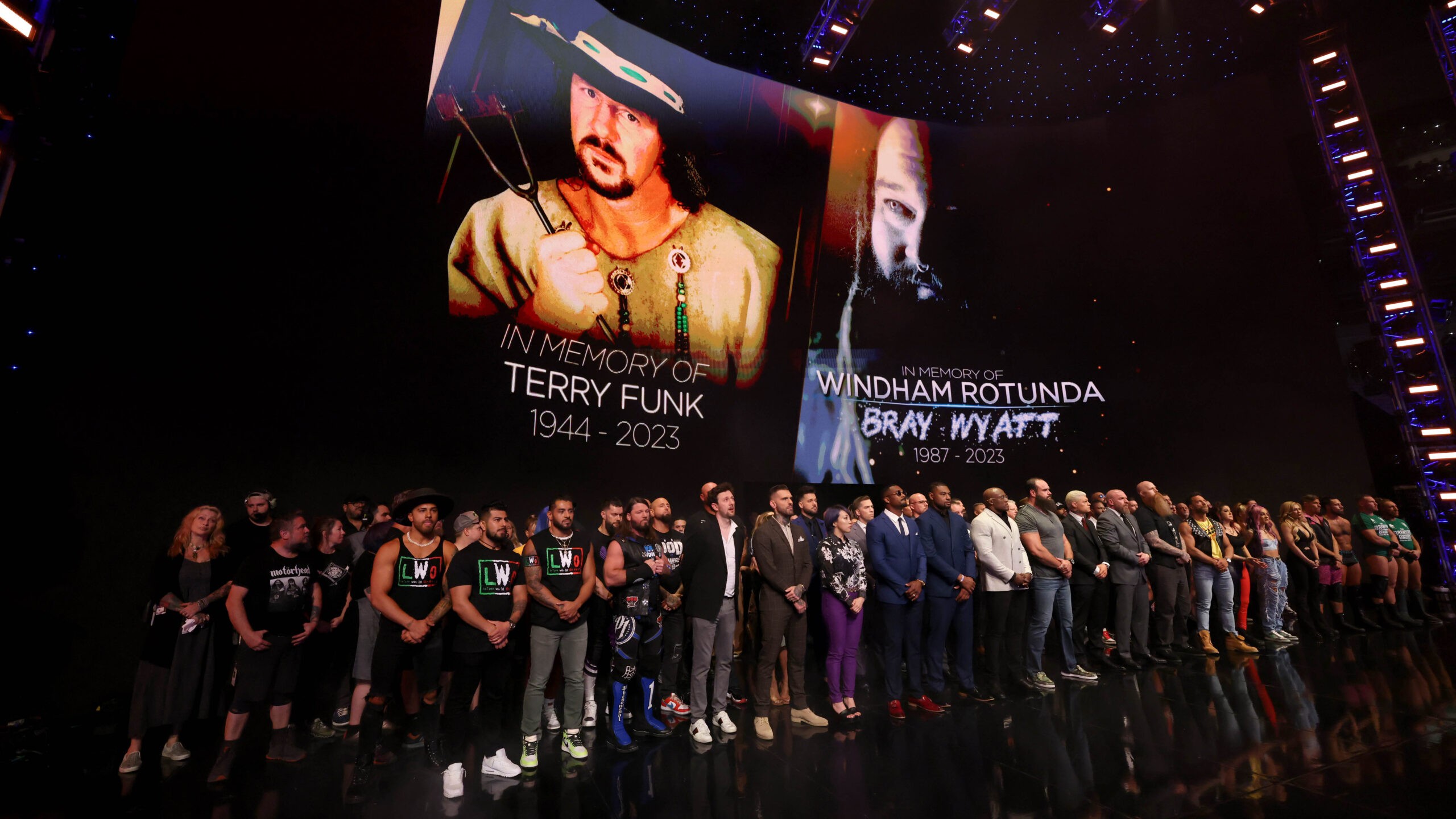 WWE presta tributo a Bray Wyatt e Terry Funk