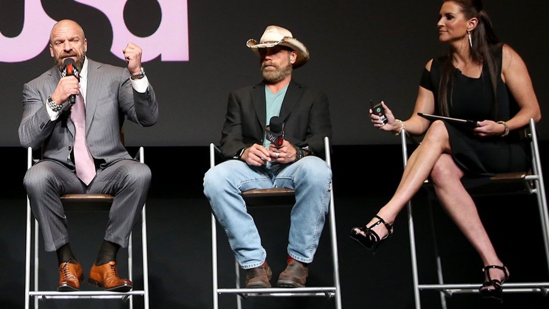 Shawn Michaels curte tweet criticando Stephanie McMahon