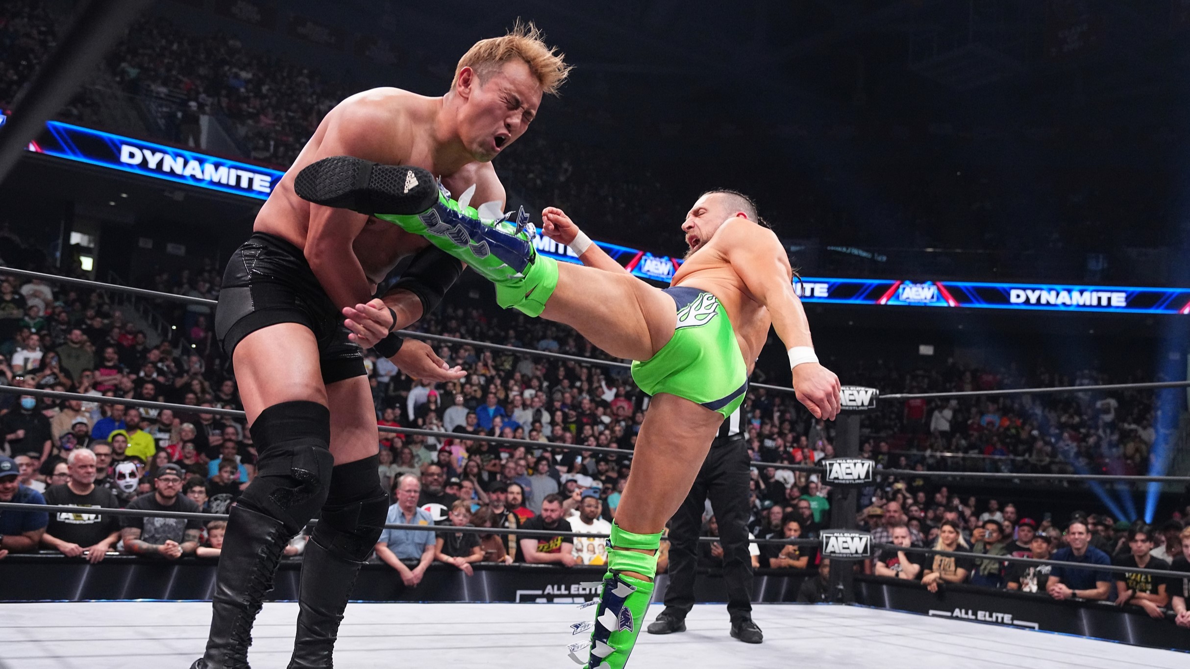 Bryan Danielson chutando Kazuchika Okada no AEW Dynamite
