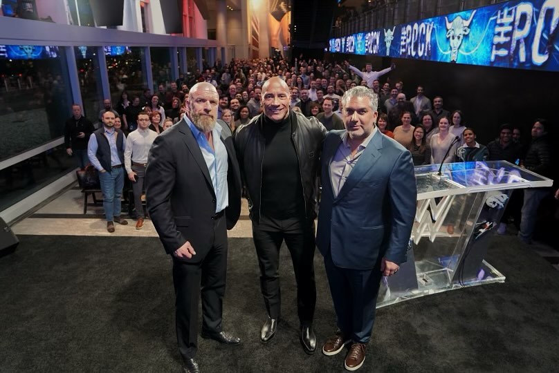 The Rock no escritório da WWE com Triple H e Nick Khan