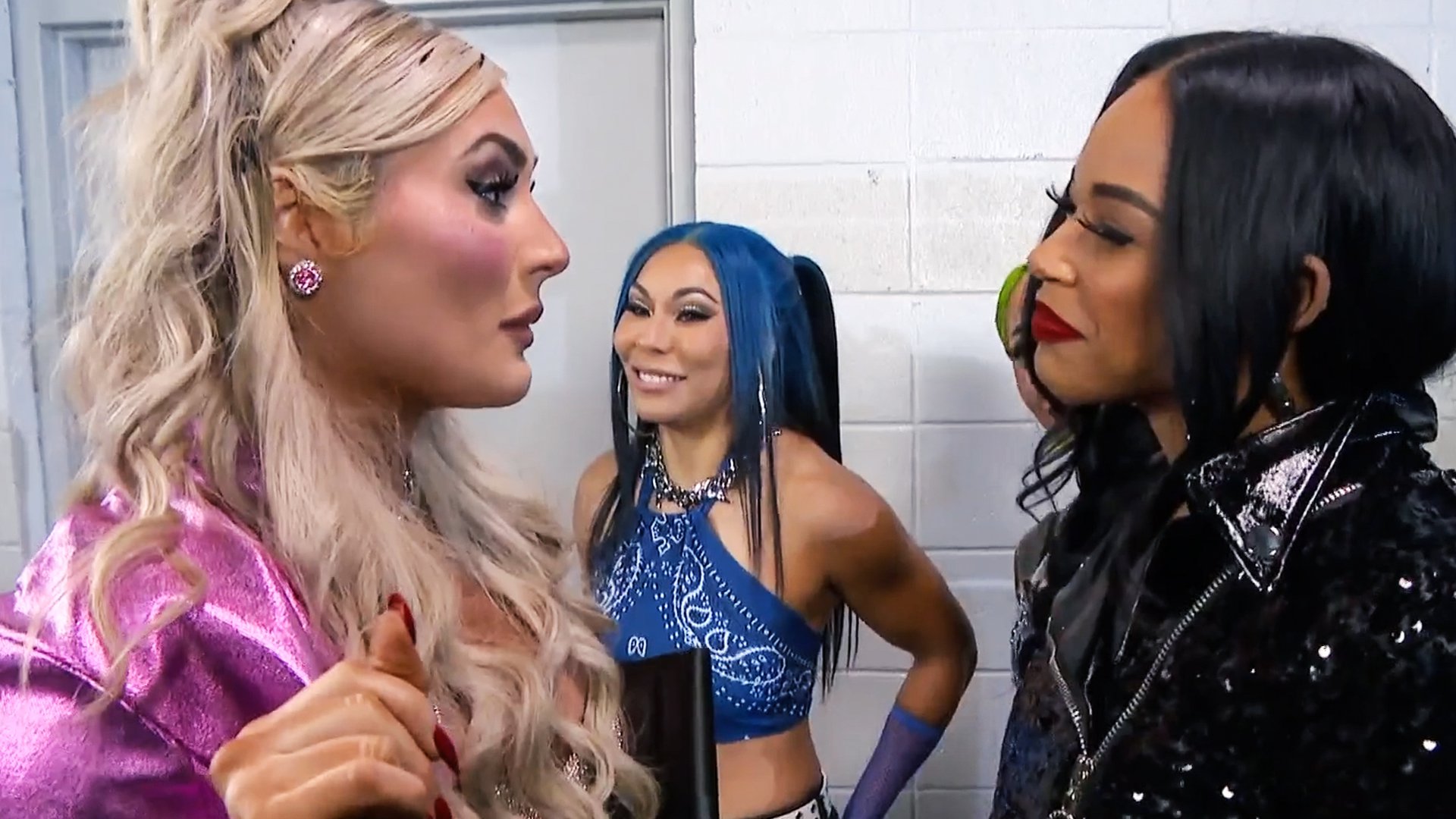 Tiffany Stratton encarando Bianca Belair no WWE SmackDown