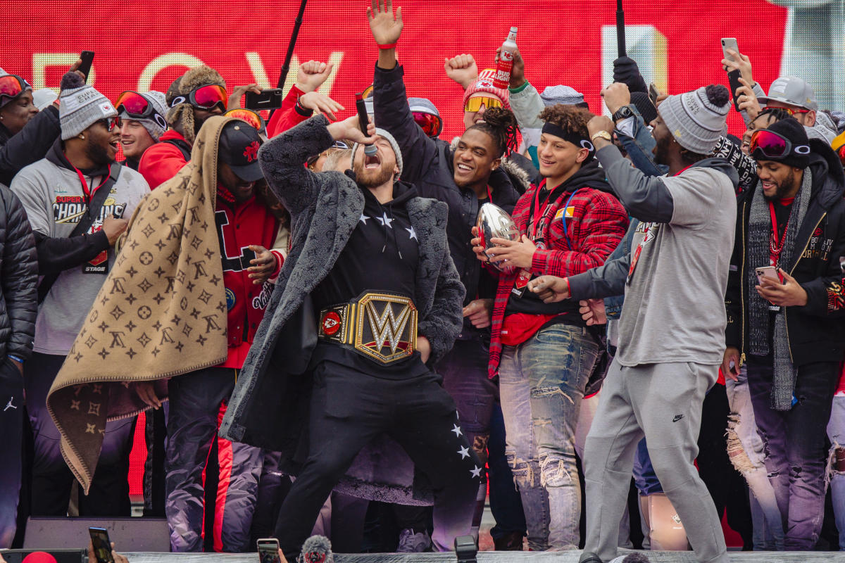 Travis Kelce com o WWE Title cedido para o Kansas City Chiefs após vencer o Super Bowl