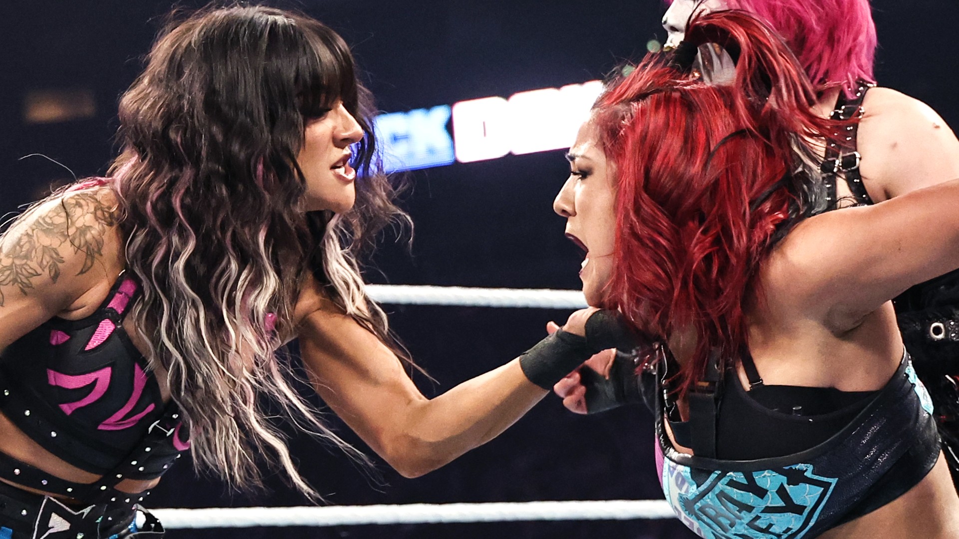 Dakota Kai trai Bayley