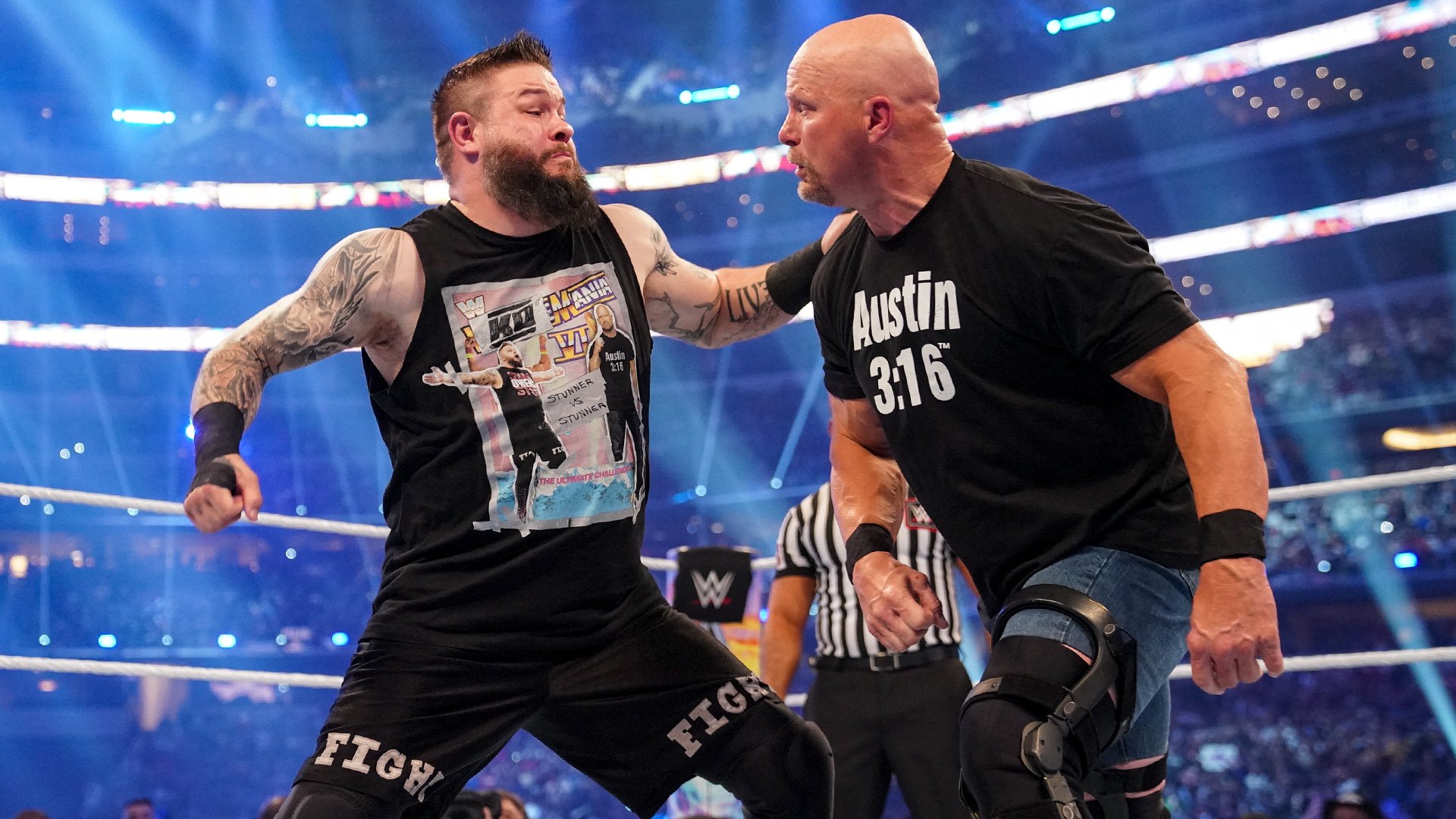 Kevin Owens e Steve Austin na WWE WrestleMania 38
