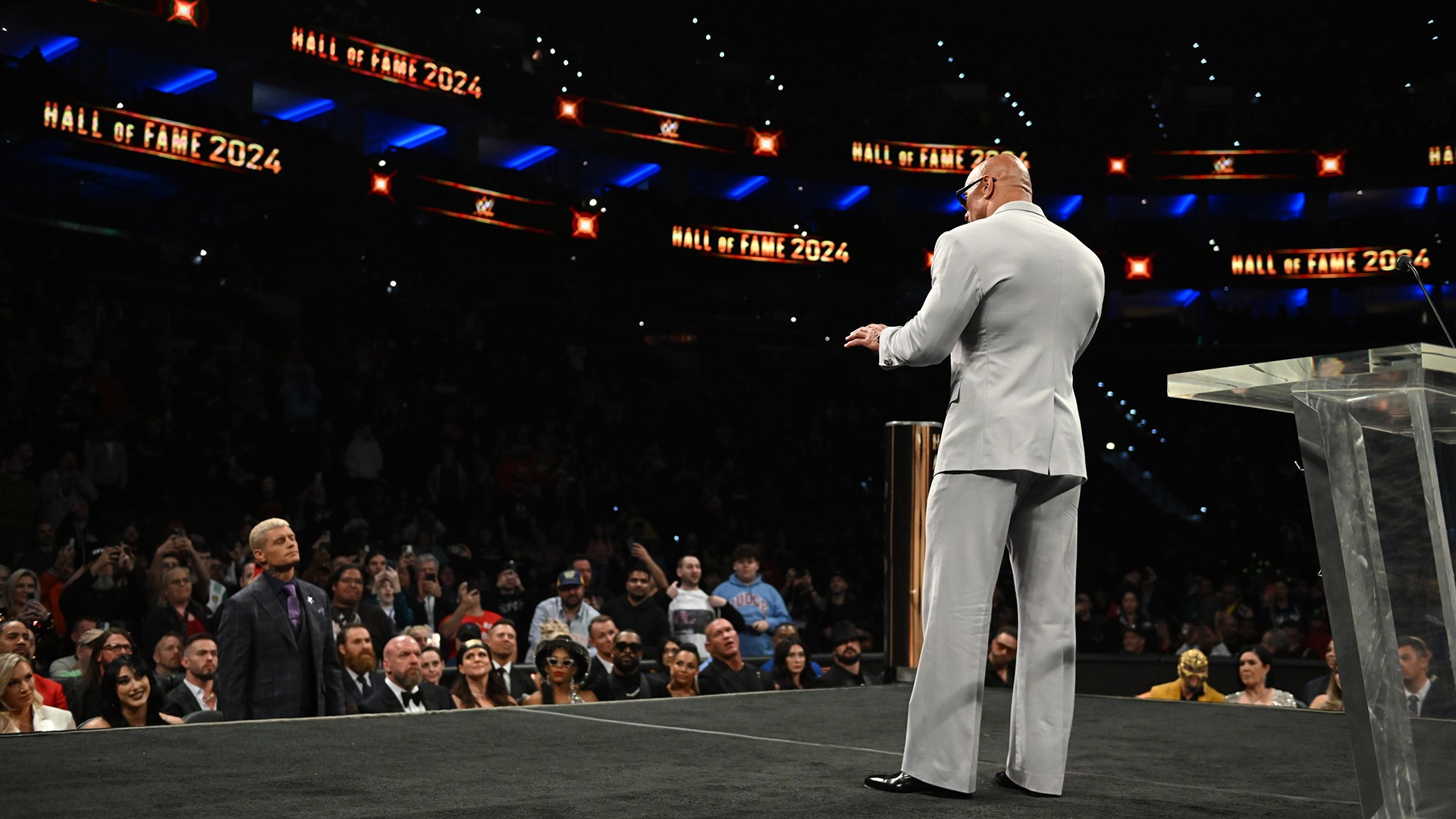 Cody Rhodes encara The Rock durante WWE Hall of Fame 2024