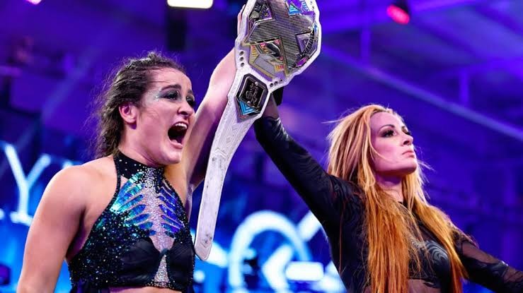 Lyra Valkyria e Becky Lynch