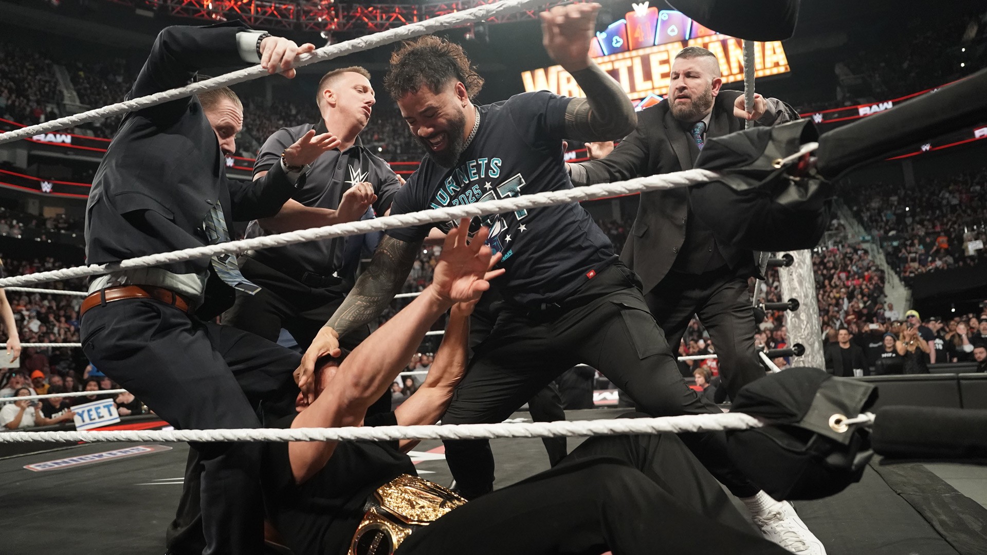 Jey Uso atacando Gunther no WWE Raw