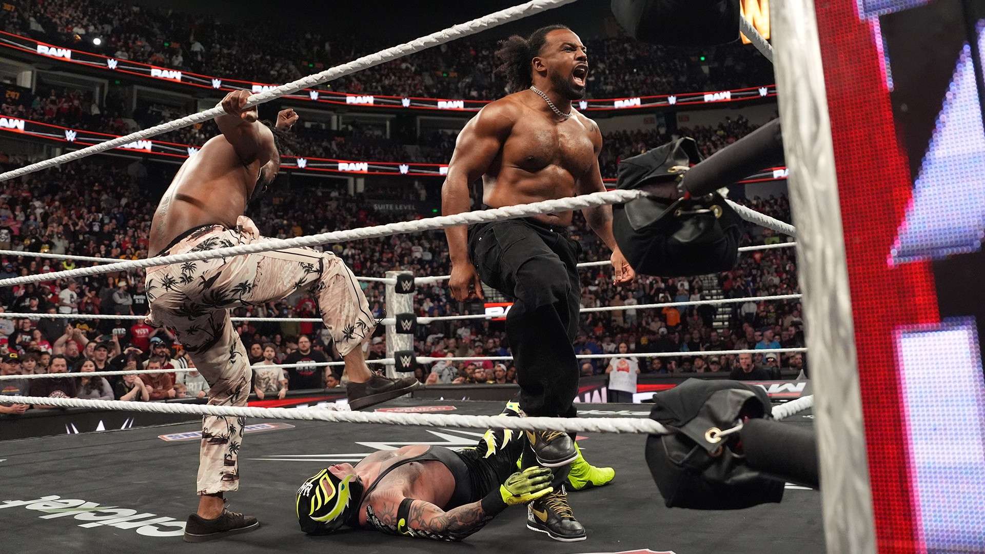 Rey Mysterio foi atacado pela New Day