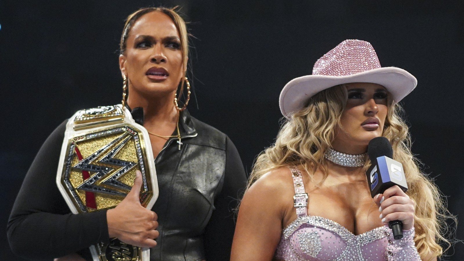 Nia Jax e Tiffany Stratton