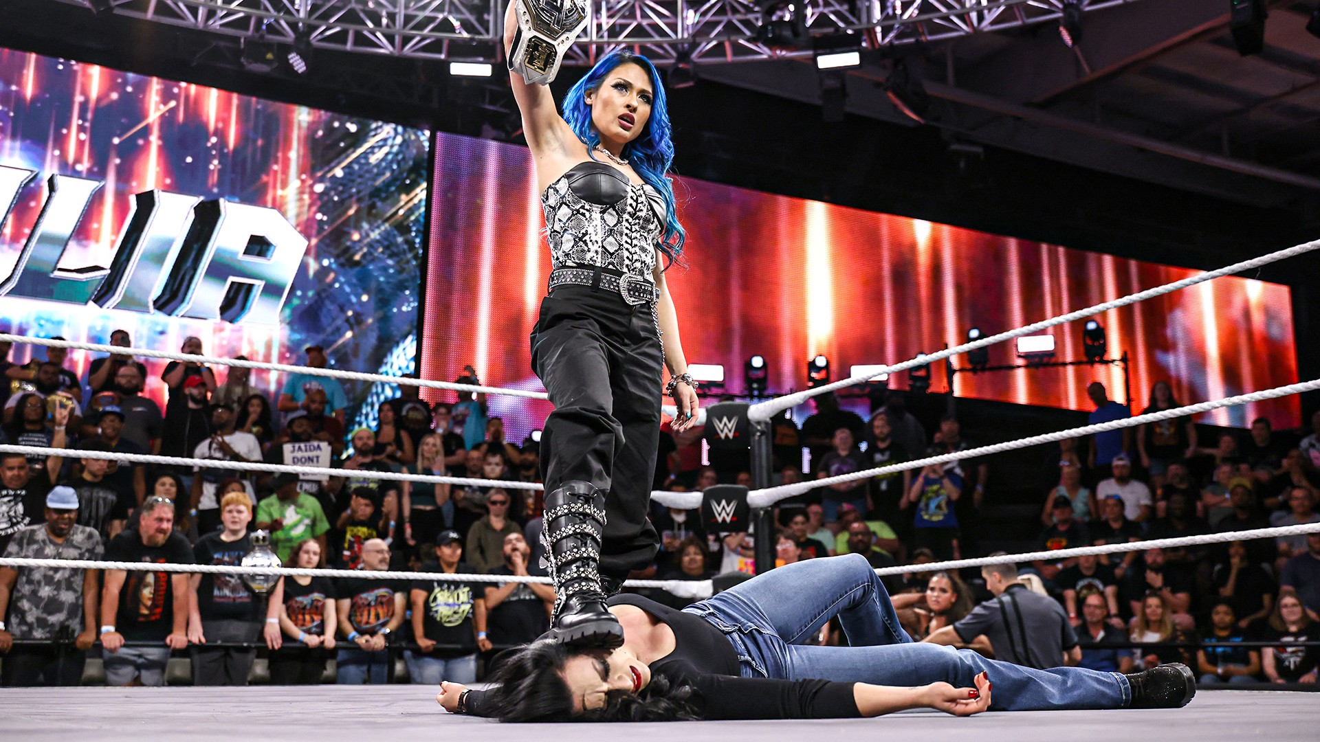 Giulia ataca Stephanie Vaquer no WWE NXT