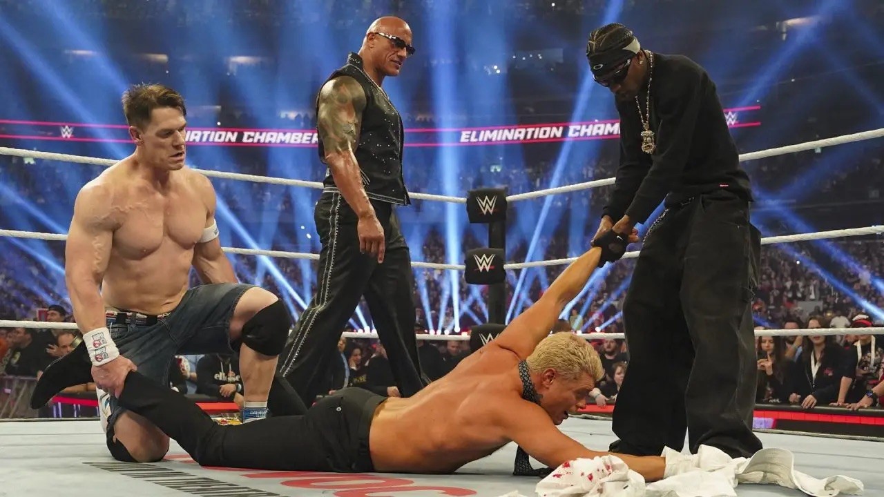 Cody Rhodes sendo atacado por Travis Scott
