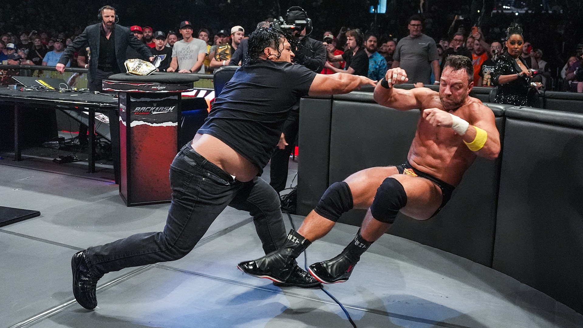 Jeff Cobb estreou na WWE atacando LA Knight