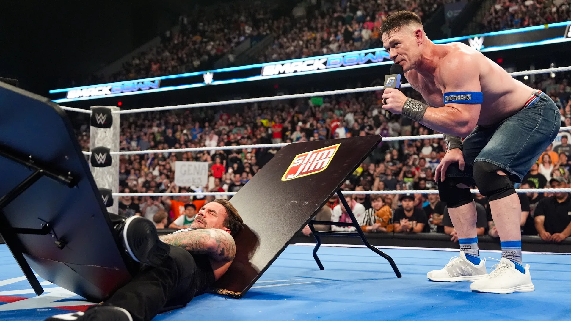 John Cena esculacha CM Punk no WWE SmackDown