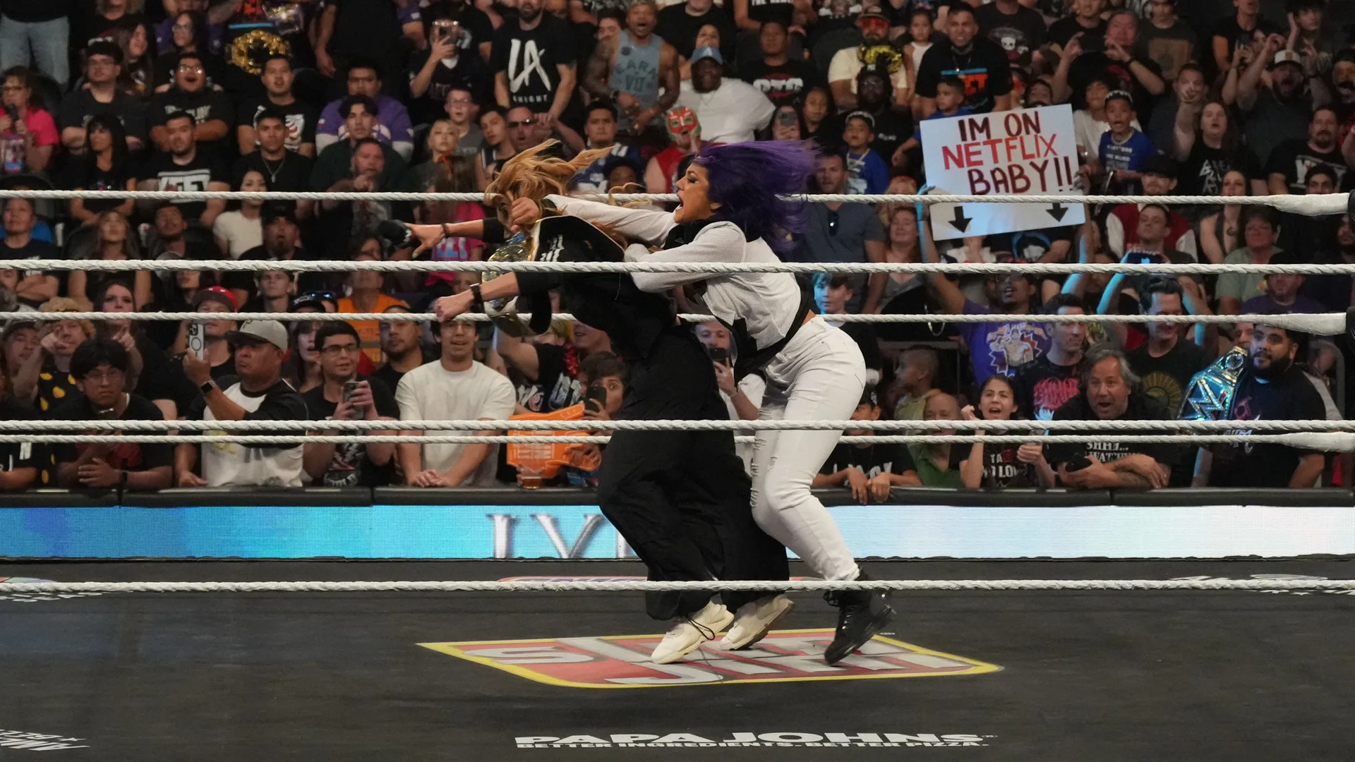 Bayley retorna ao RAW e confronta Becky Lynch
