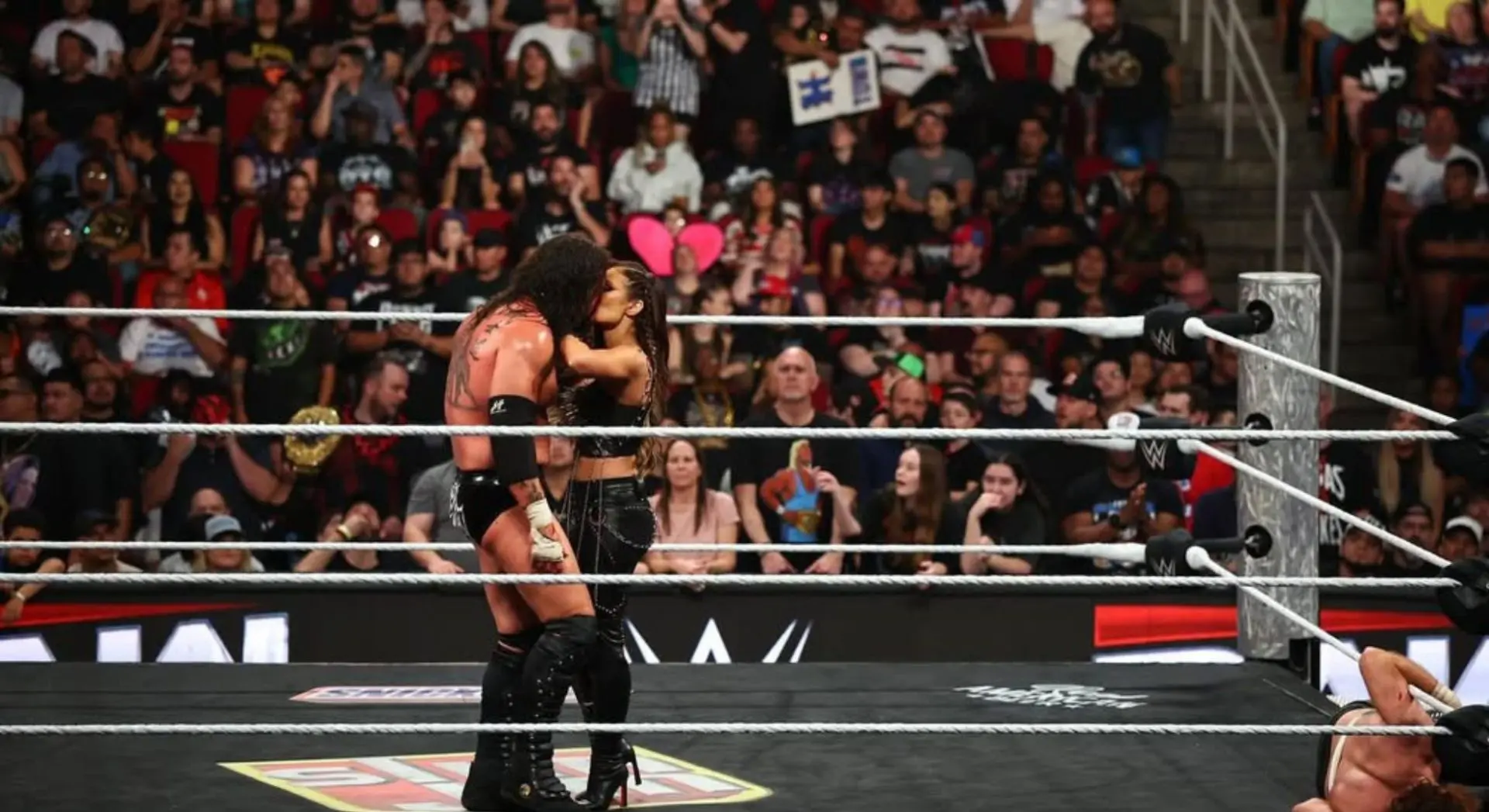 Beijo de Scarlett em Kross no WWE RAW teve motivo especial