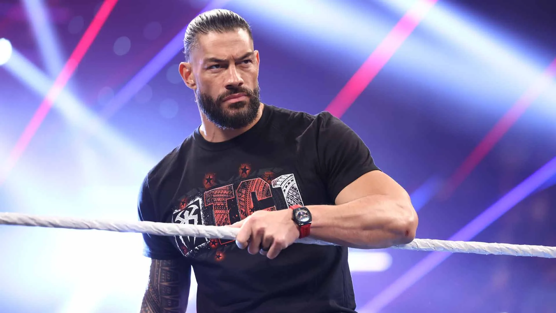 Roman Reigns volta atrás e alega ‘IA’ em gesto pós WWE RAW