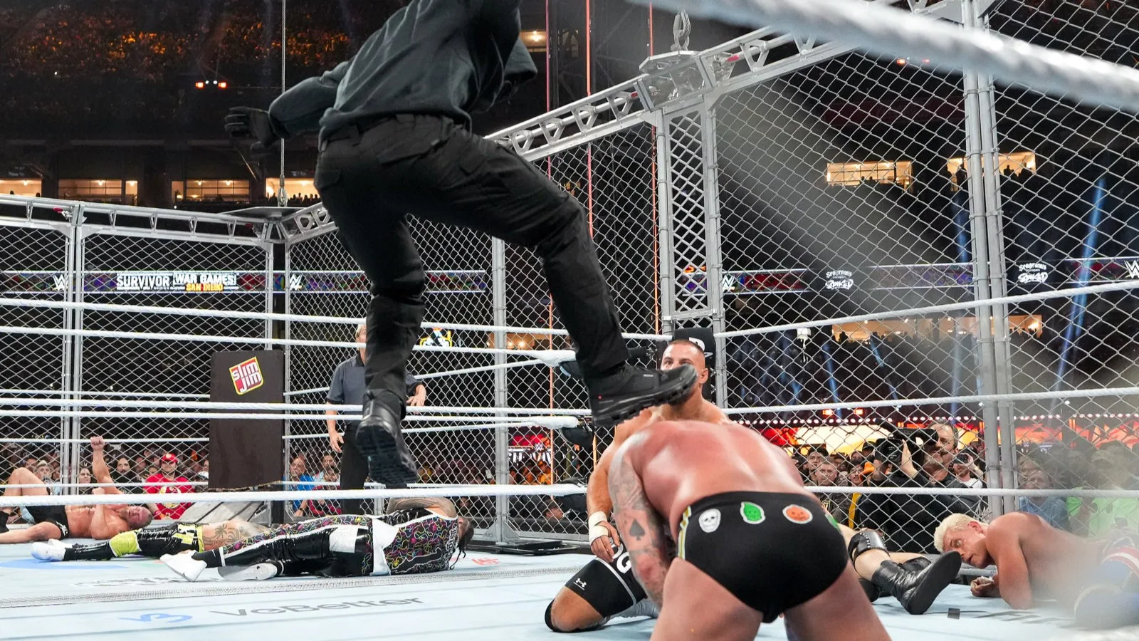 CM Punk foi atacado no fim do Survivor Series